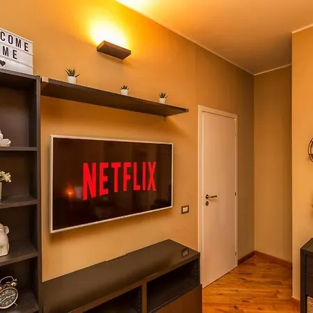 Sunny & Updated Flat With Panoramic View 50m From M4 Stop