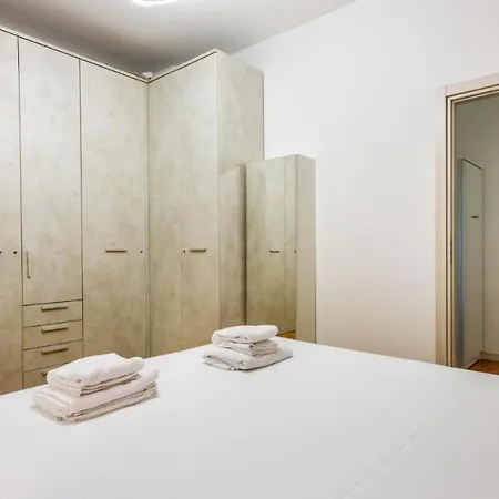 Cozy Near To Fashion District Apartment