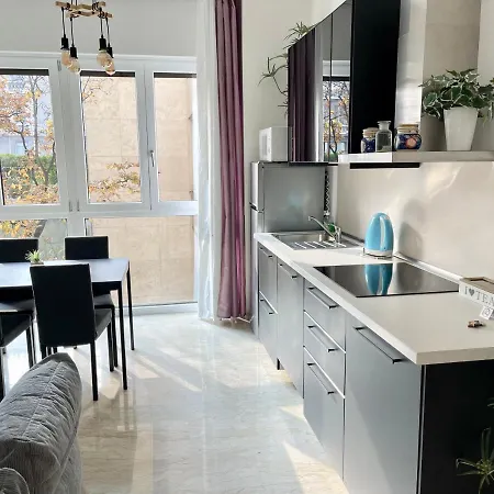 The White House, Modern In Center Apartment