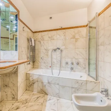 Lägenhet Nuovo Elegante Trilocale Tra Duomo E Darsena