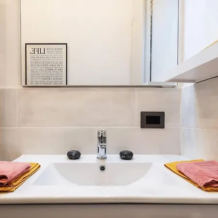 Frisi Fast Wifi Aircon Flexyrent Apartment *