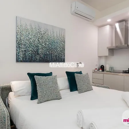 Black And Porta Venezia Apartment *