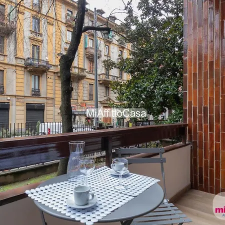 Black And Porta Venezia Apartment