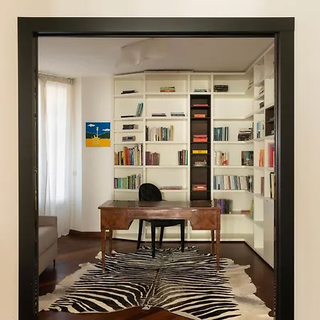 Santa Tecla Living Bronzetti 8 * מילאנו