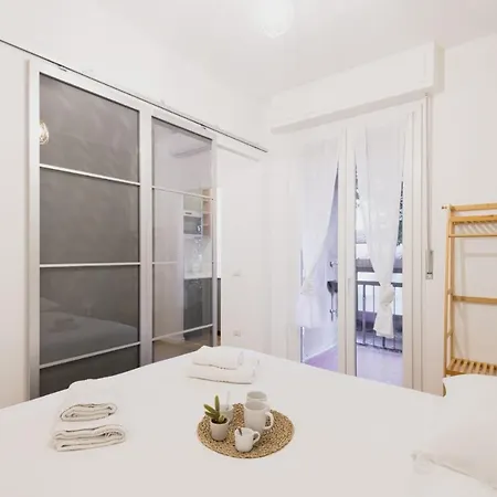 Easylife - - Col Di Lana 6a - Navigli Апартаменты *
