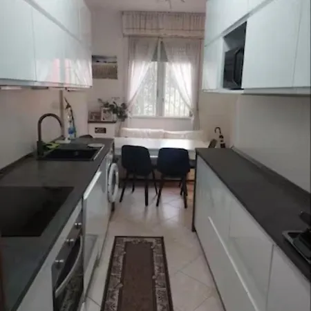 Sala Con Divano Matrimoniale Nel Vicino Metro Gasthuis Milaan
