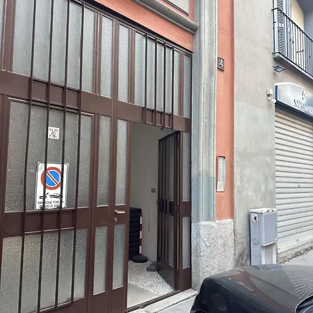 Xenia - Stylish Colorful Apt- Upbeat & Well-connected Area מילאנו