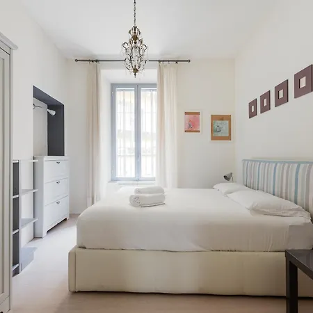 Guesthost - Bright - 650 M Far From Arco Della Pace Apartment