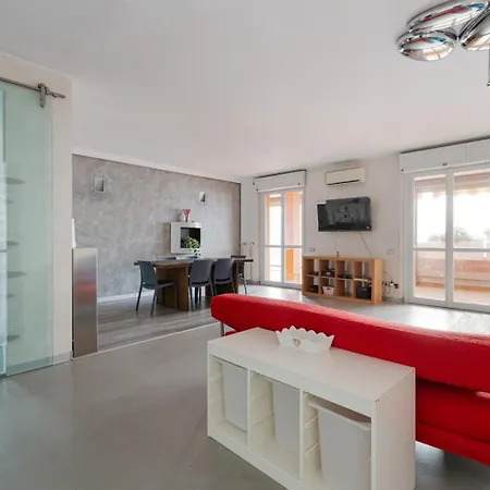 Bright With Balcony And Terrace Apartment Milan