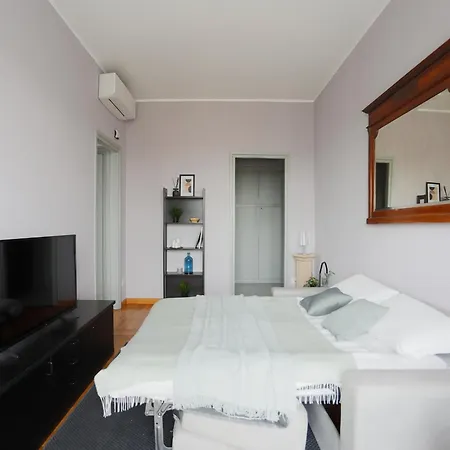 The Rent - Spacious One-bedroom In Moscova District *