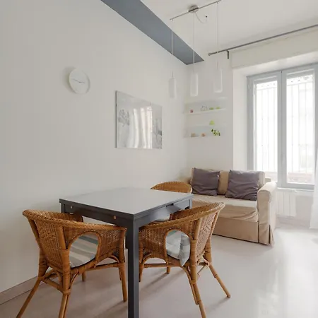 Guesthost - Bright - 650 M Far From Arco Della Pace Apartment