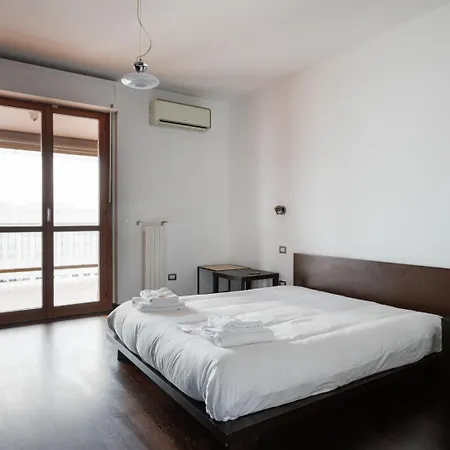 Bright With Balcony And Terrace Apartment Milan