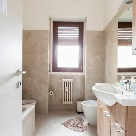 Cozy In A Shared Close To Linate Airport Stanza In Condiviso A Due Passi Da Linate Rum i privatbostad