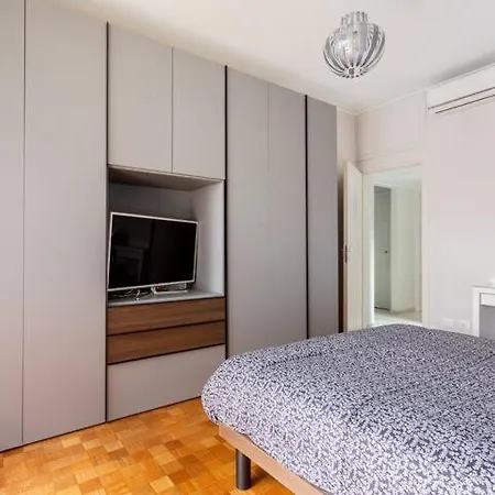 Cozy In A Shared Close To Linate Airport Stanza In Condiviso A Due Passi Da Linate Séjour chez l'habitant