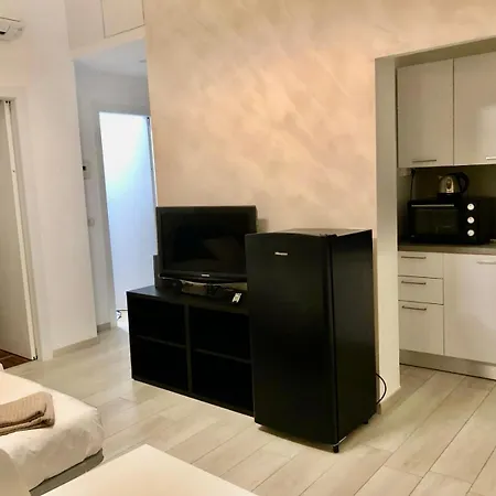 Lovely 2 With Small Garden Apartment *
