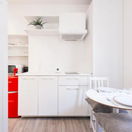 Compact And Charming Porta Venezia Apartment *