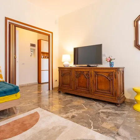 Guesthost - Casa Giuliana Splendido Trilocale *