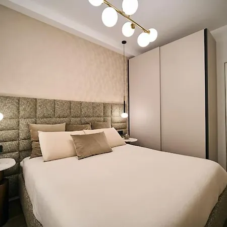 Botticelli Golden House Next To Duomo * Milaan