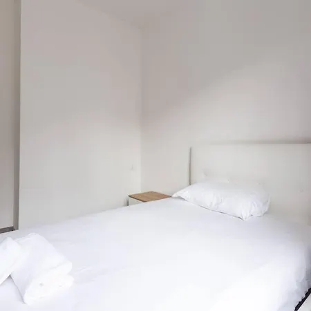 Апартаменты Easytopstay - Large Close To Metro Милан