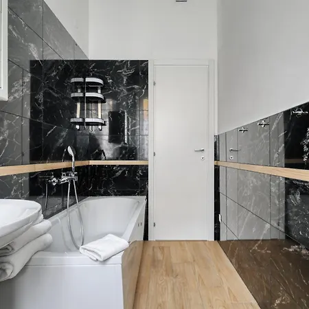 Joivy Chic 3-bed Flat Near Colonne Di San Lorenzo アパート ミラノ
