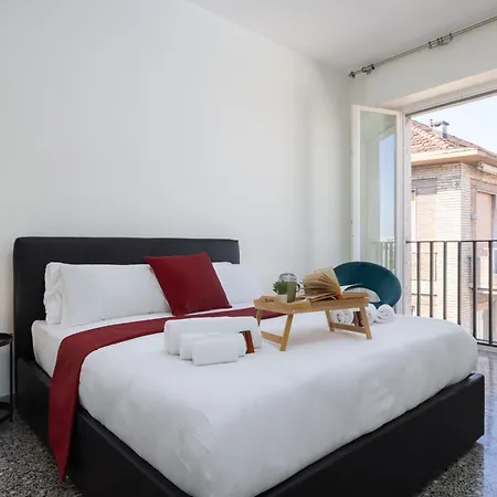 Black & White Vista Duomo 400 Metri Milán