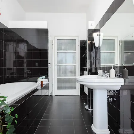 Black & White Vista Duomo 400 Metri Milán