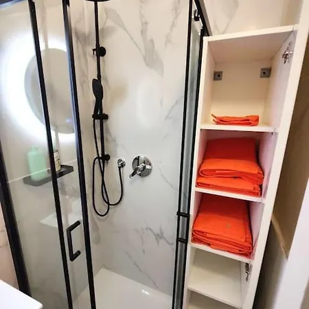 Casa Cloclo: Design & Vintage Above Subway Apartament *