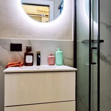 Casa Cloclo: Design & Vintage Above Subway Apartament Mediolan