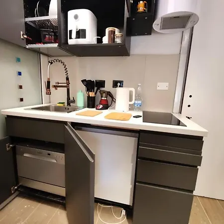 Casa Cloclo: Design & Vintage Above Subway Apartament