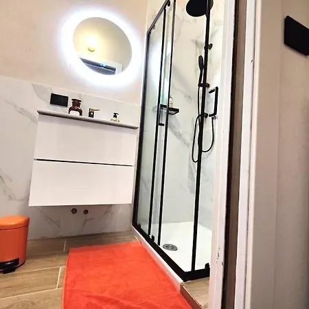 Casa Cloclo: Design & Vintage Above Subway Apartament