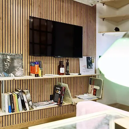 Casa Cloclo: Design & Vintage Above Subway Apartament Mediolan