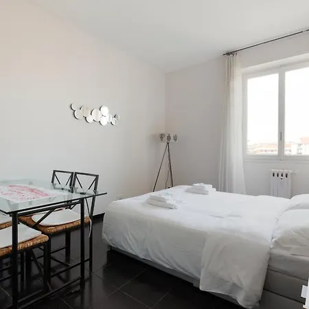 Guesthost - Corvetto M3 - Comfy With Balcony! * Милан