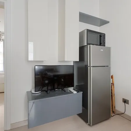 Guesthost - Bright - 650 M Far From Arco Della Pace Apartment *