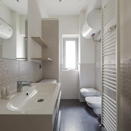 Guesthost - Bright - 650 M Far From Arco Della Pace Apartment