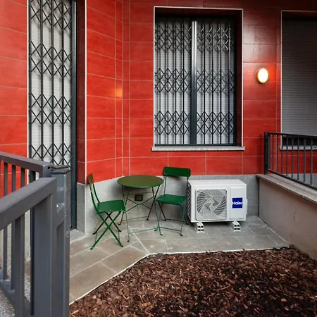 Guesthost - Cozy Corner With Balcony And Private Garage!