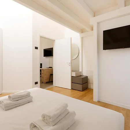 Guesthost - Cozy Corner With Balcony And Private Garage! 公寓 *