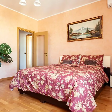 Two Spacious Bedrooms 1 Minute To Metro Stop *