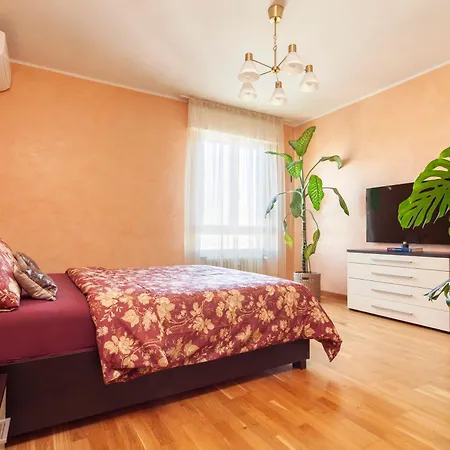 Апартаменты Two Spacious Bedrooms 1 Minute To Metro Stop *