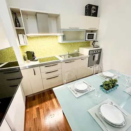 Casa Porpora, Trilocale In Posizione Eccellente Διαμέρισμα *
