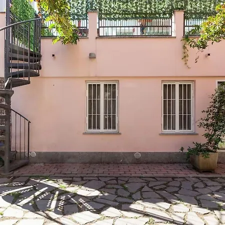 Appartement Elegant Triplex Townhouse With Luxe Terrace Milaan