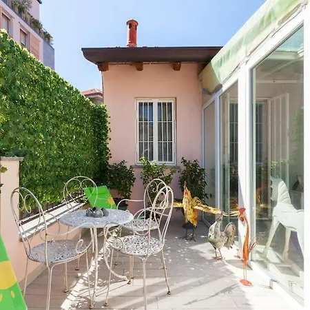 Elegant Triplex Townhouse With Luxe Terrace Appartement Milaan