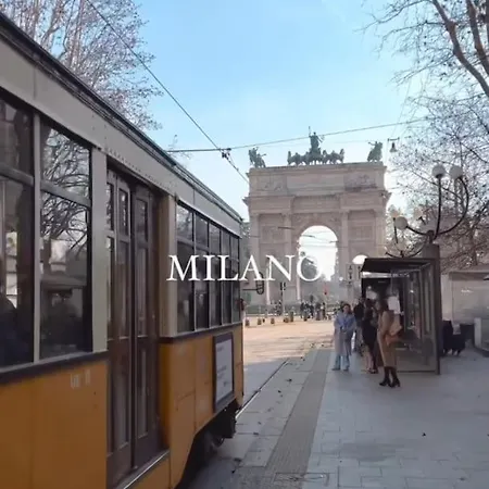 People In Διαμέρισμα