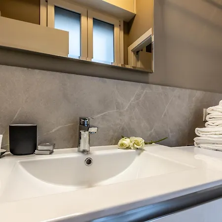 Stayeasy Quadronno33 - 3 Bedrooms, 2 Baths - Duomo Walking Distance Apartment *