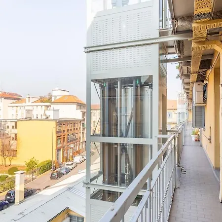 Modern In Next To Metro M5 - Sarca 73