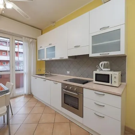 Youhosty - Paul Valery 3 מילאנו