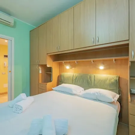 Youhosty - Paul Valery 3 * מילאנו