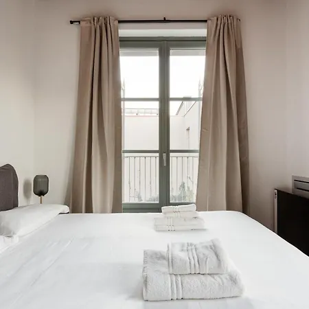 Guesthost - Modern In With Balcony Milan