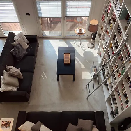 Ampio Loft Su Due Livelli Con Giardino *