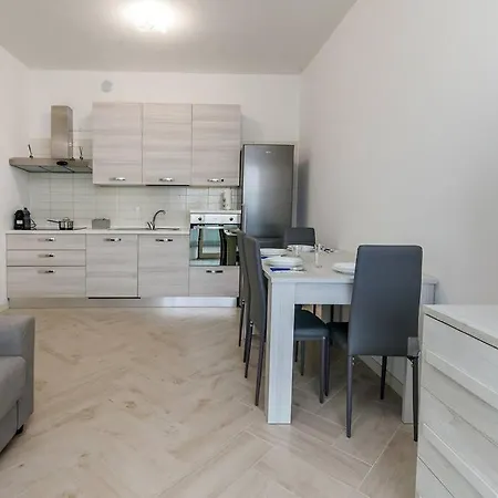 12th Floor Diamond Tower - 72 Milano