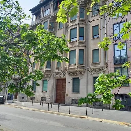 Attico Incantevole In Centro Citta Con Terrazzo Vicino Alle Sfilate Di Moda Apartment